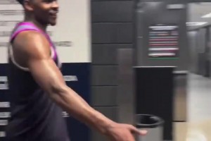 爱德华兹40分送给独行侠十连败，赛后球队老板球员迎接...