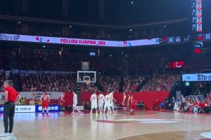 现场视角看中国男篮VS日本男篮最后7秒钟！现场球迷太疯狂了！