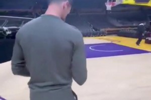 德约受邀到湖人球馆，完成了勒布朗标志性的三分球 ...