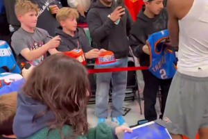 人气太高！SGA虽然上不了场，但在场边签名估计也签累了