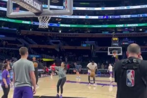 老头手感不错啊！老詹赛前投篮热身连中弧顶三分！