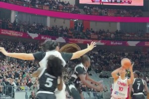 高举双手也没用啊！南苏丹球员在篮下防张子宇，应该很绝望吧